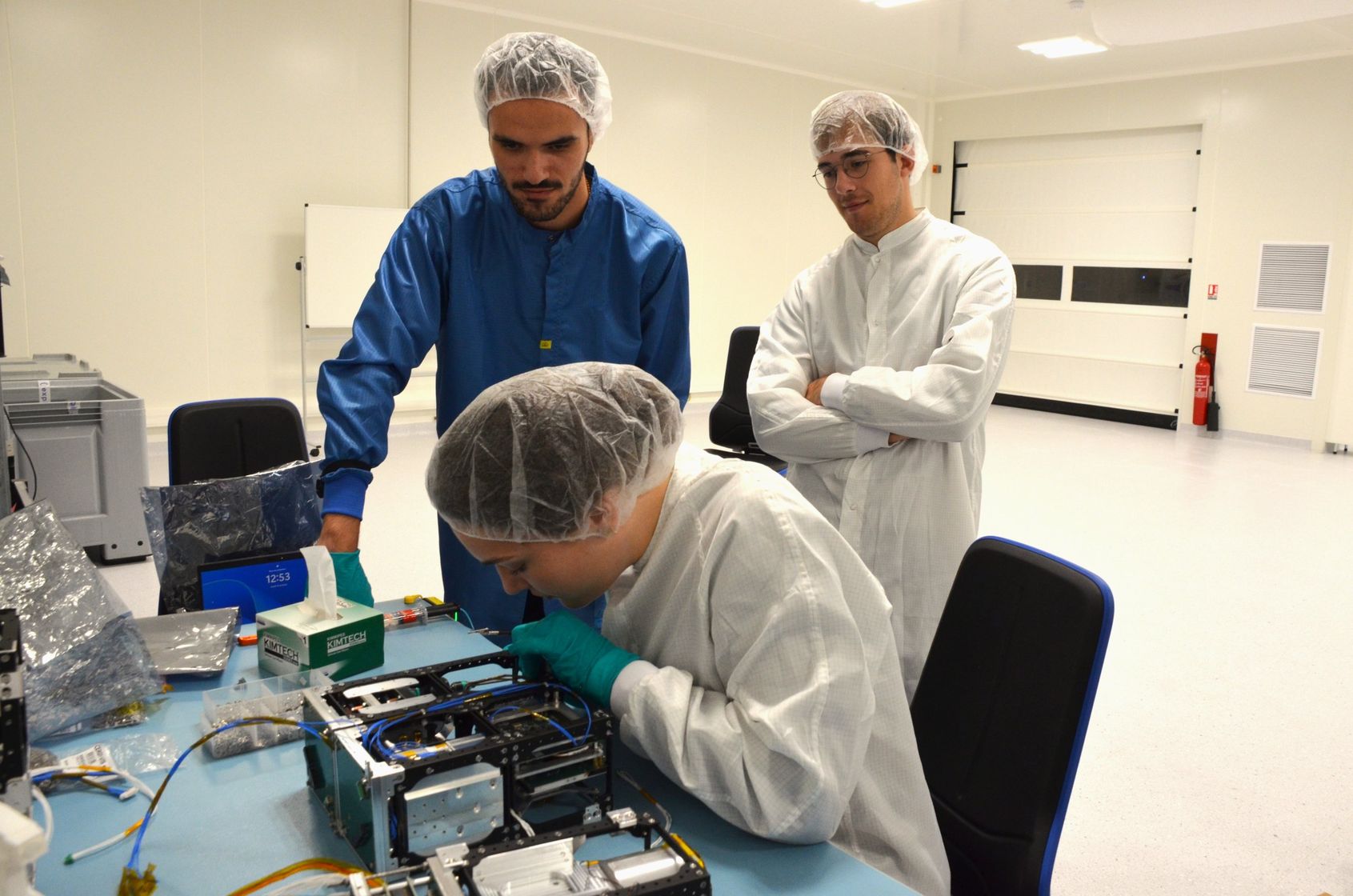 Integrating a payload container in the clean room